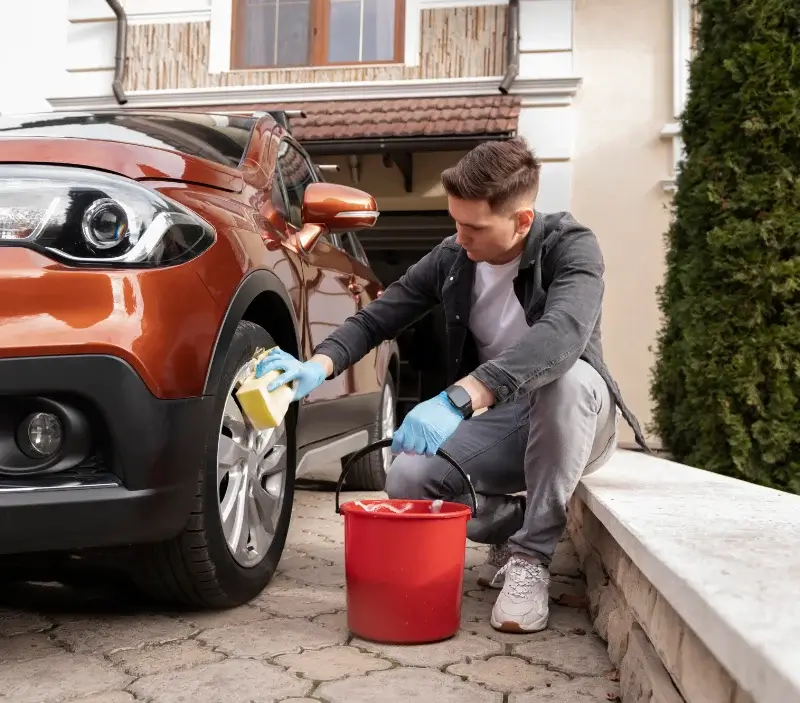 Lavage auto à domicile Caulnes : professionnel intervenant sur un véhicule